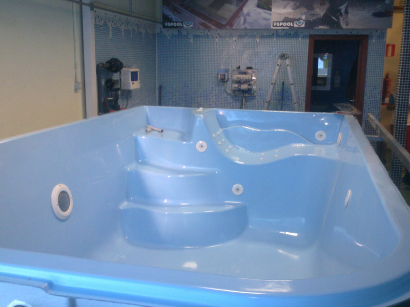 Vaso de piscina prefabricada en PRFV acabado en top coat color azul/blanco, modelo HIDRO400, Emboquillada con 1 skimmer + 2 boquillas de impulsión + 1 toma robot + toma de fondo. Medidas:4250x2500x1200mm. La piscina contiene escalera fundida en PRFV tipo romana y 1 cama de hidromasaje de instalación opcional. PISCINA PUESTA A PIE DE OBRA