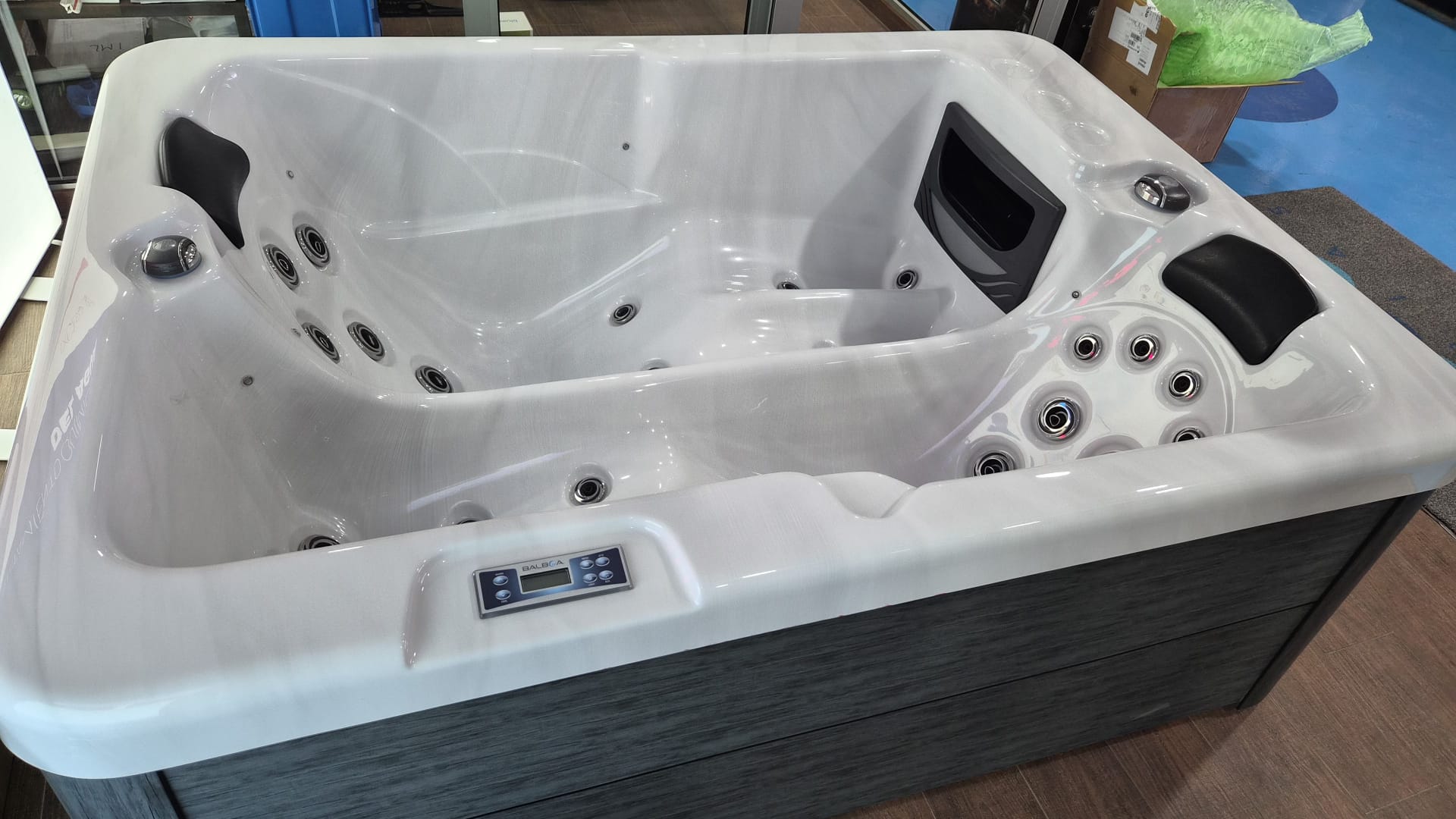 SPA marca EASE modelo 102S 2 personas tumbadas